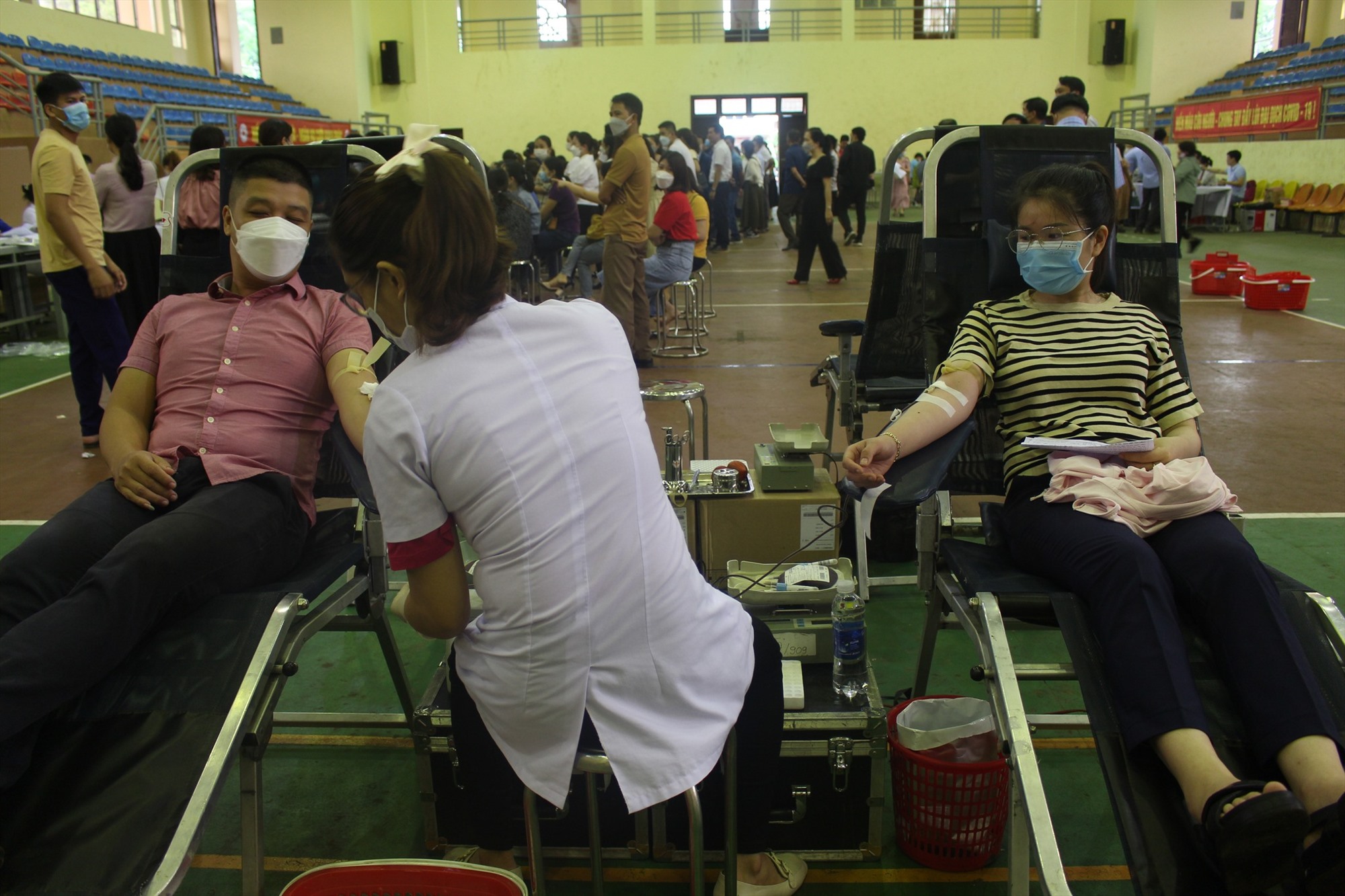 Đông đảo tình nguyện viên tham gia ngày hội hiến máu tình nguyện lần thứ III - năm 2022 tại huyện Hướng Hóa - Ảnh: ĐV