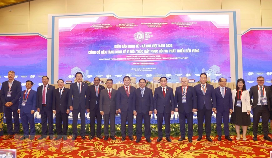 Thủ tướng Phạm Minh Chính, Chủ tịch Quốc hội Vương Đình Huệ với đại biểu dự diễn đàn. (Ảnh: Doãn Tấn/TTXVN)