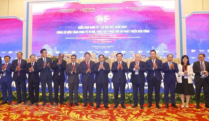 Thủ tướng Phạm Minh Chính, Chủ tịch Quốc hội Vương Đình Huệ với đại biểu dự diễn đàn. (Ảnh: Doãn Tấn/TTXVN)