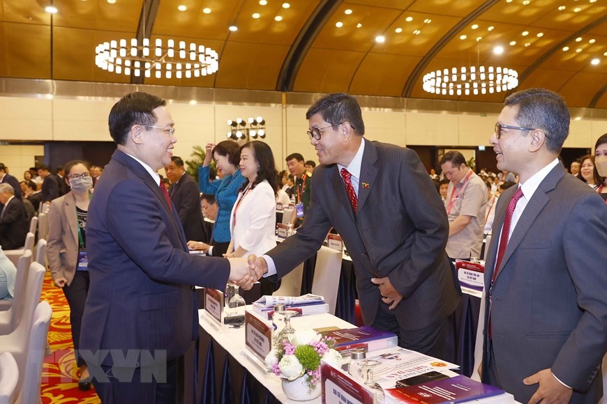 Chủ tịch Quốc hội Vương Đình Huệ với đại biểu dự diễn đàn.(Ảnh: Doãn Tấn/TTXVN)