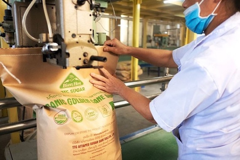 Quy trình đóng gói sản phẩm đường organic tại TTC Attapeu (Lào).