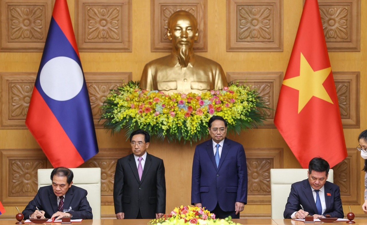Thủ tướng Chính phủ Phạm Minh Chính và Thủ tướng Lào Phankham Viphavanh chứng kiến bộ Công Thương hai nước ký kết và trao đổi văn kiện hợp tác trong lĩnh vực kinh tế, ngày 8/1/2022. (Nguồn: VGP)