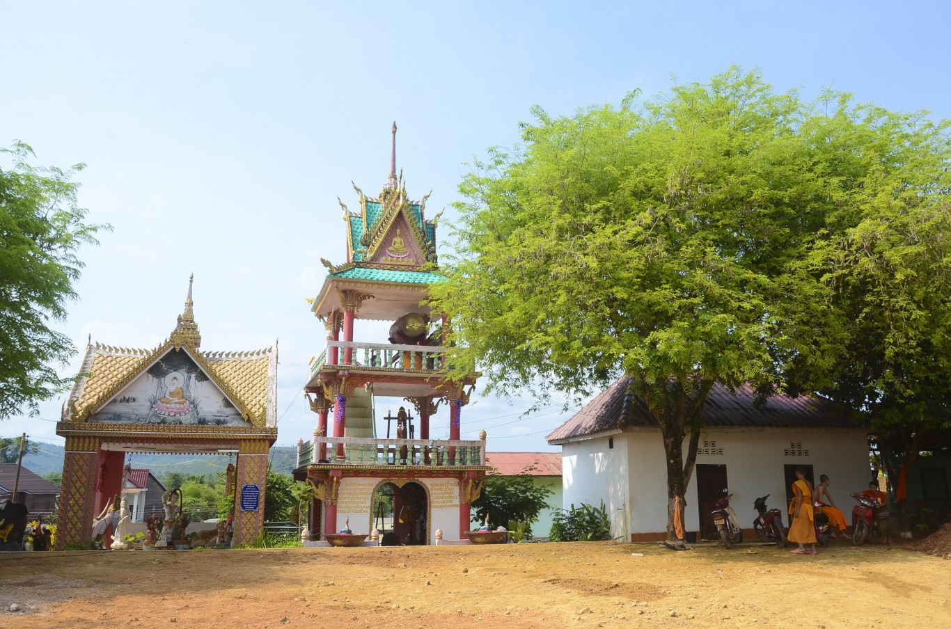 Chùa Lào với những ngọn tháp màu sắc sặc sỡ