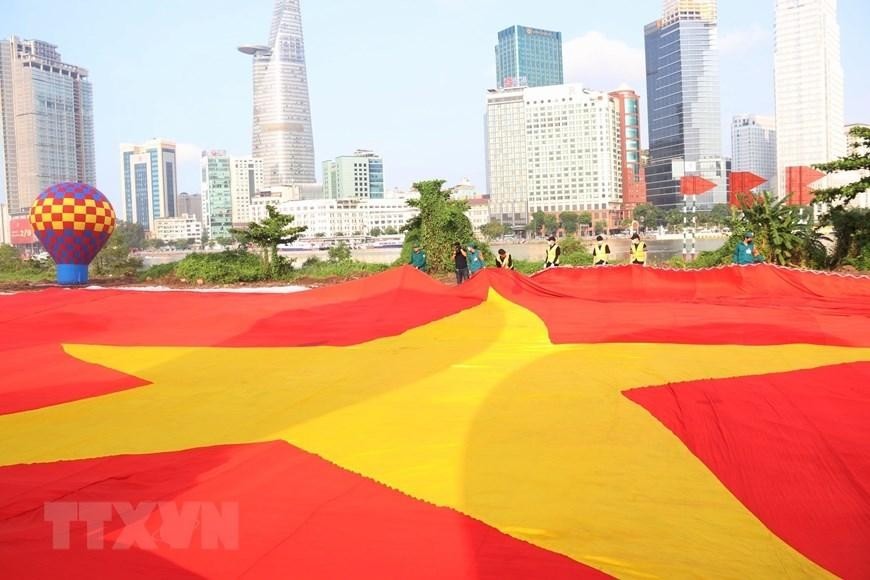 Thành phố Hồ Chí Minh dùng khinh khí cầu kéo lá đại kỳ là một hình ảnh đẹp và là điểm nhấn mới trong chủ đề Tết Độc Lập năm nay. (Ảnh: Thu Hương/TTXVN)