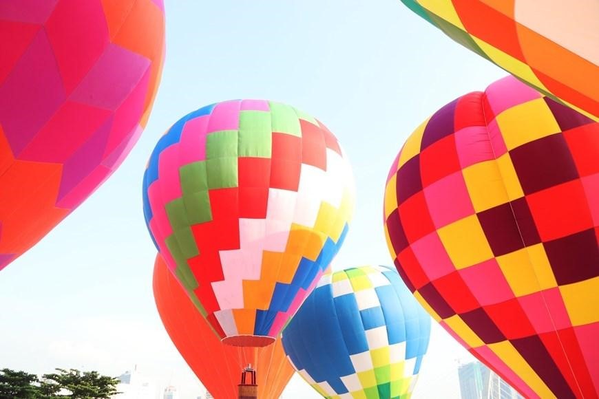 Các khinh khí cầu nhỏ hơn được thả lên cùng thời điểm kéo lá đại kỳ để tạo không gian hoành tráng, trang trọng cho lễ hội. (Ảnh: Thu Hương/TTXVN)