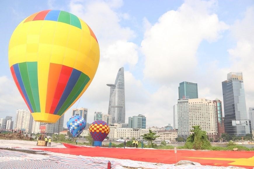 Hoạt động kéo đại kỳ trên sông Sài Gòn là chuỗi hoạt động văn hóa, thể thao đặc sắc trong lễ hội Tết Độc Lập. (Ảnh: Thu Hương/TTXVN)