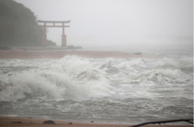 Cơn bão mạnh Nanmadol đổ bộ khu vực Kyushu.