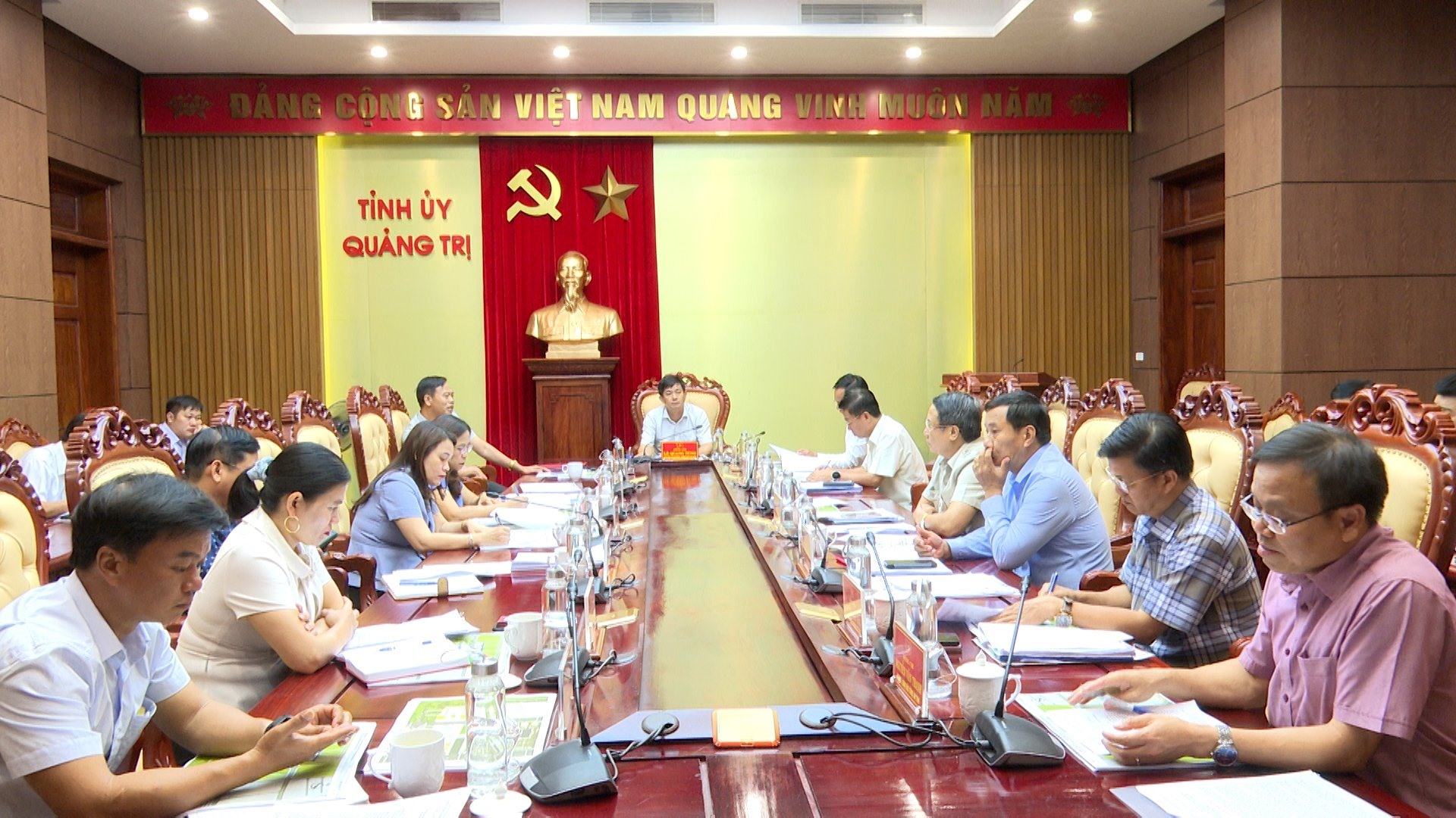 Bí thư Tỉnh ủy Lê Quang Tùng đề nghị UBND tỉnh chỉ đạo các ngành, địa phương nỗ lực, quyết tâm đẩy nhanh tiến độ triển khai thực hiện các dự án - Ảnh: T.T