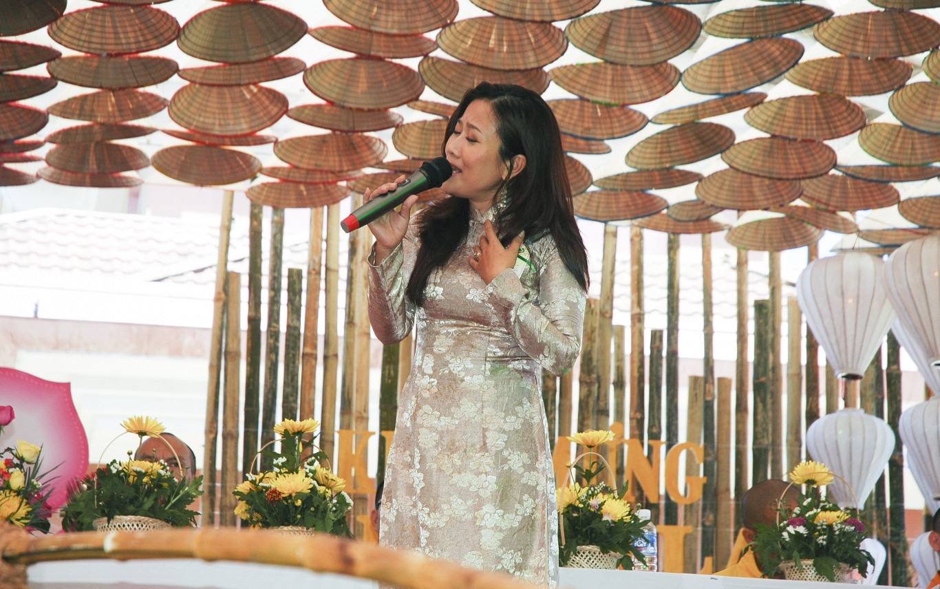 Ca sĩ Vân Khánh về hát tại quê nhà Quảng Trị - Ảnh: T.A