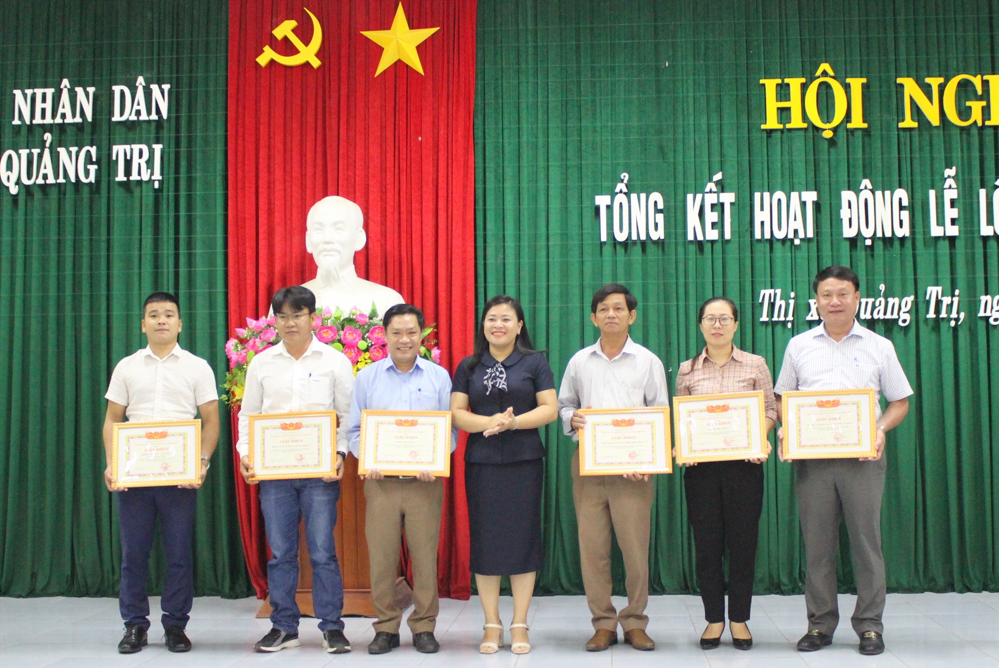 Chủ tịch UBND thị xã Quảng Trị Nguyễn Thị Mai Anh trao Giấy khen cho các tập thể đã có thành tích trong việc triển khai, thực hiện các hoạt động kỷ niệm các ngày lễ lớn năm 2022 - Ảnh: N.T