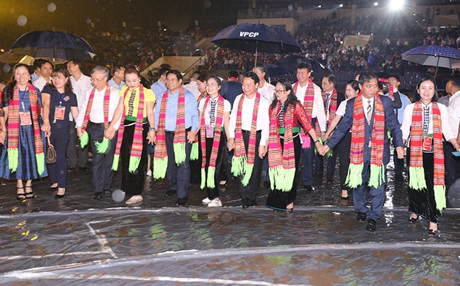 Các đồng chí lãnh đạo Đảng, Nhà nước và các đại biểu cùng tay trong tay vui điệu xoè hoa.