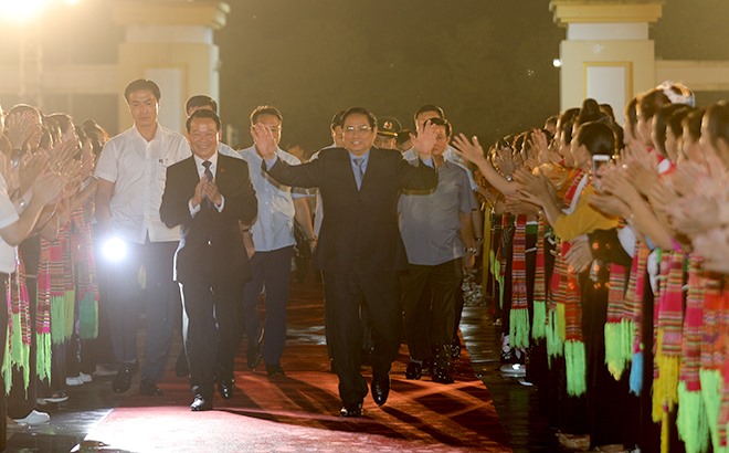 Người dân Nghĩa Lộ hân hoan chào đón Thủ tướng Phạm Minh Chính.
