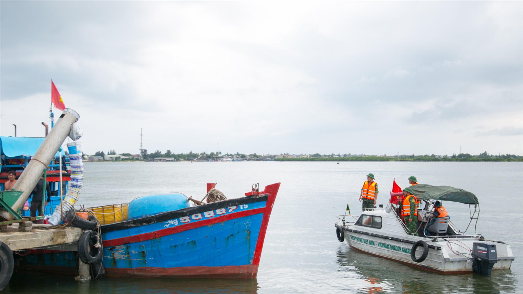 Lực lượng Đồn Biên phòng Cửa khẩu Cảng Cửa Việt kêu gọi, hướng dẫn tàu thuyền về nơi tránh trú bão an toàn
