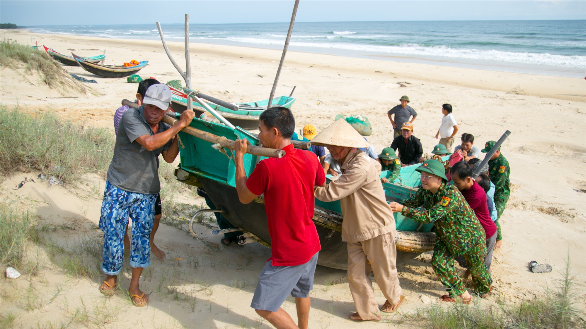 Bộ đội biên phòng hỗ trợ người dân Thôn 5, xã Gio Hải (huyện Gio Linh) đưa thuyền vào nơi cao tránh bão