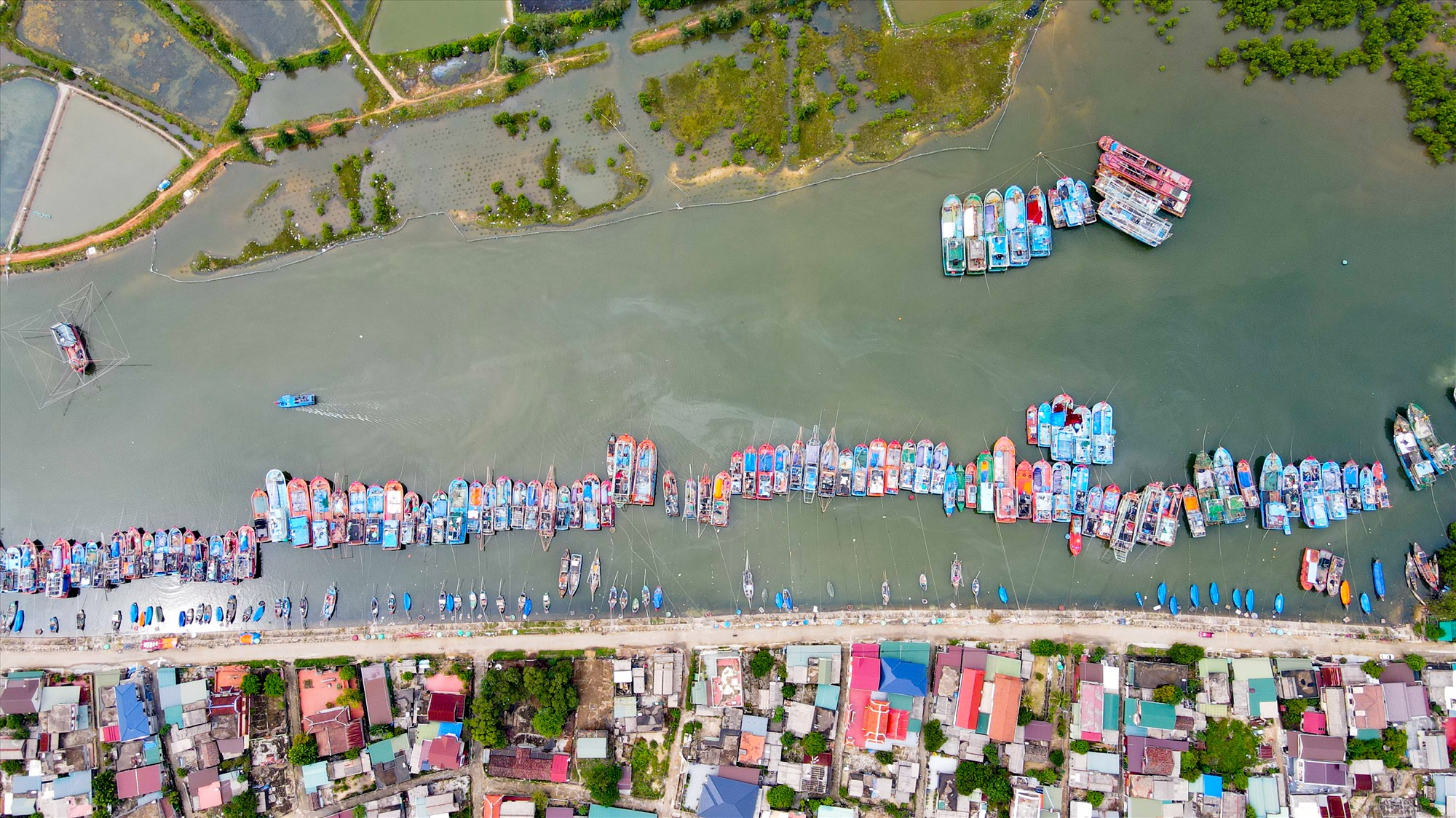 Nhiều tàu thuyền neo đậu tránh trú bão tại âu thuyền Nam Cửa Việt