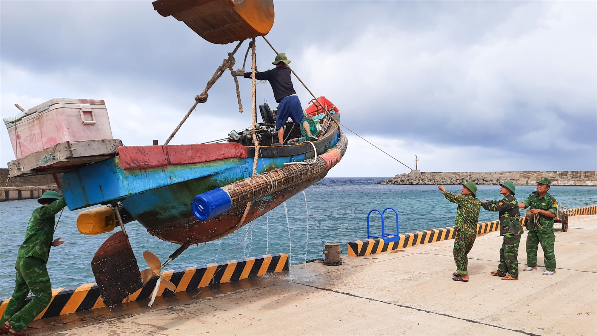 Lực lượng biên phòng huyện đảo Cồn Cỏ hỗ trợ ngư dân đưa thuyền vào bờ tránh bão