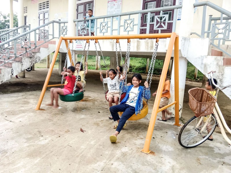 Hỗ trợ sân chơi cho trẻ em tại xã Hướng Hiệp, huyện Đakrông - Ảnh: H.T