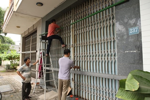 Người dân Đà Nẵng khẩn trương gia cố cửa ngõ để ứng phó với bão số 4.(Ảnh: Trần Lê Lâm/TTXVN)