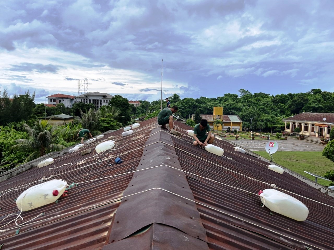 Các đơn vị tại huyện đảo Cồn Cỏ chằng chống các công trình để tránh thiệt hại do bão - Ảnh: HĐCC