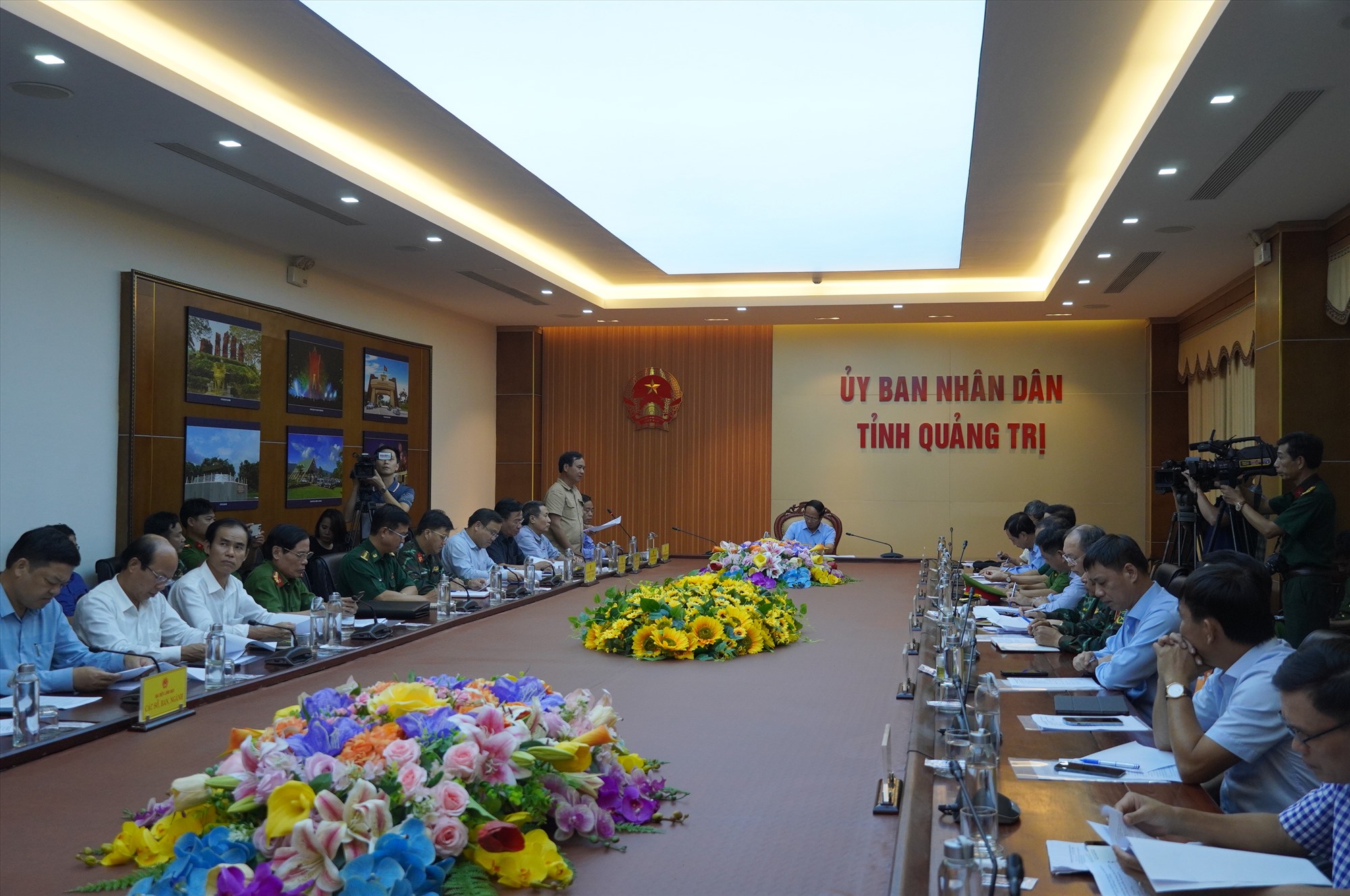 Chủ tịch UBND tỉnh Võ Văn Hưng báo cáo công tác ứng phó bão số 4 - Ảnh: T.T