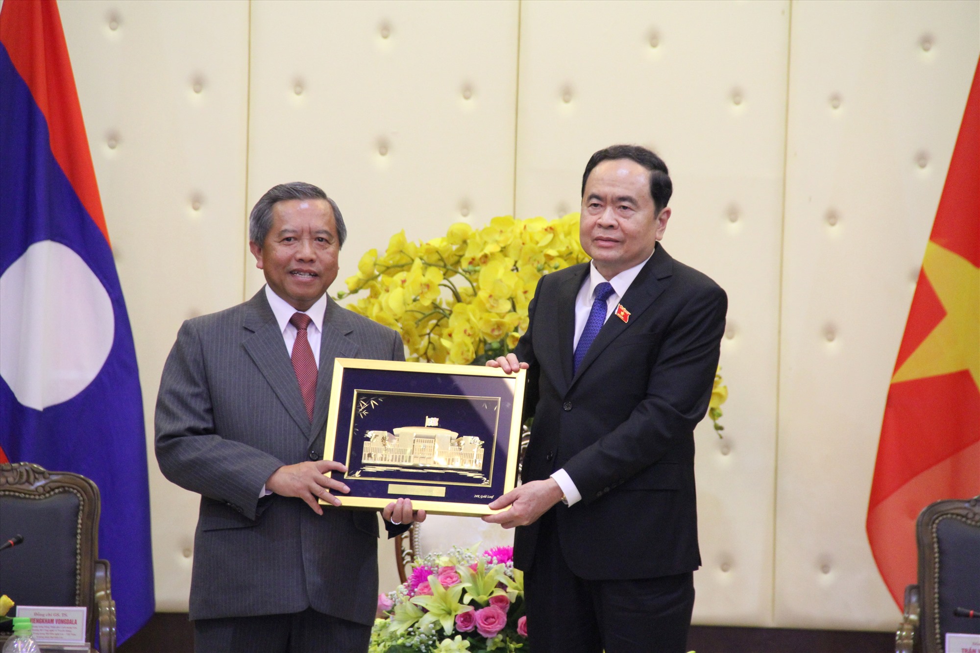 Phó Chủ tịch Thường trực Quốc hội Trần Thanh Mẫn tặng quà cho đoàn đại biểu nhân dân Lào - Ảnh: MĐ