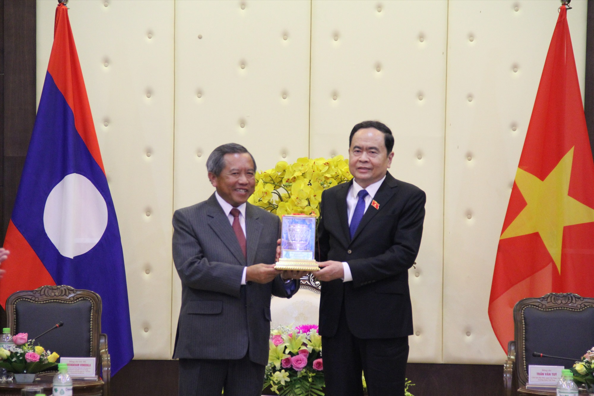 Bộ trưởng Bộ Công nghệ và Truyền thông, Chủ tịch Hội hữu nghị Lào -Việt Nam, Viện sĩ, Tiến sĩ Boviengkham Vongdala trao tặng quà cho Phó Chủ tịch Thường trực Quốc hội Trần Thanh Mẫn - Ảnh: MĐ