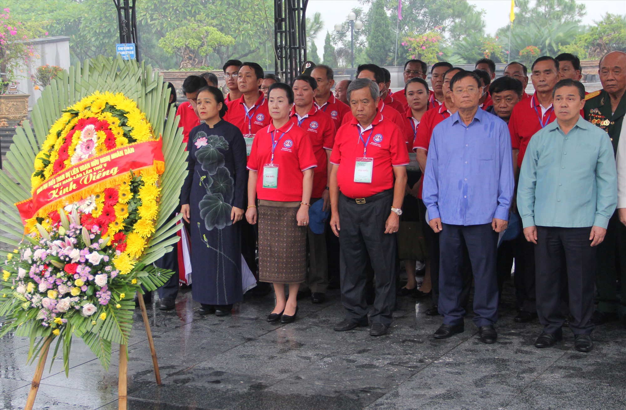 Đoàn đại biểu nhân dân Việt Nam và Lào đặt vòng hoa, dâng hương tại Nghĩa trang liệt sĩ quốc gia Đường 9- Ảnh: MĐ
