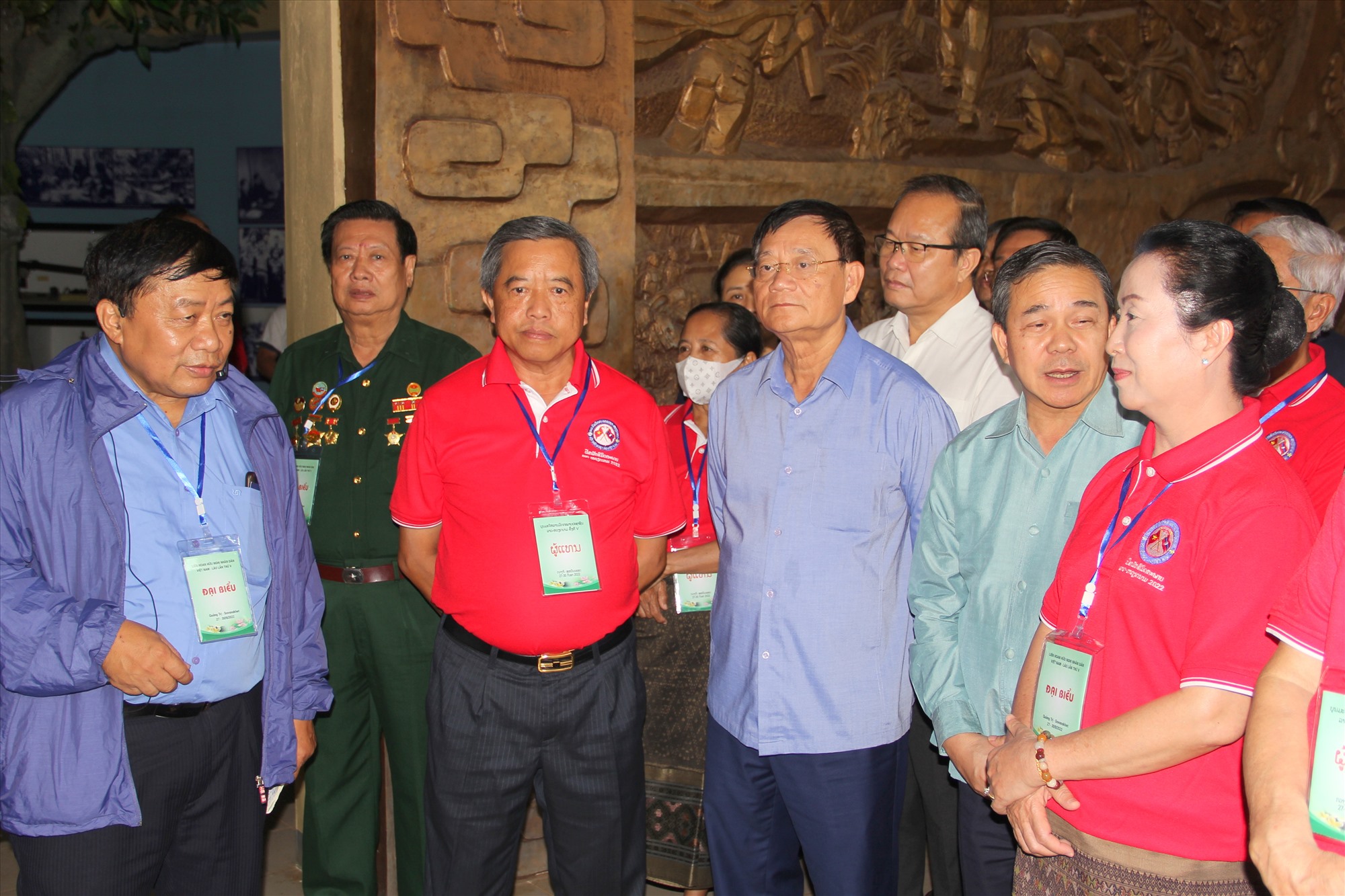 Các đại biểu  nhân dân Việt Nam và Lào  tham quan Bảo tàng chiến thắng Đường 9-Khe Sanh - Ảnh: MĐ