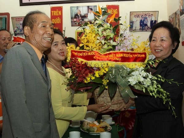 Phó Chủ tịch nước Nguyễn Thị Doan thăm và tặng hoa chúc mừng thầy giáo Nguyễn Ngọc Ký năm 2013. (Ảnh: Phương Vy/TTXVN)