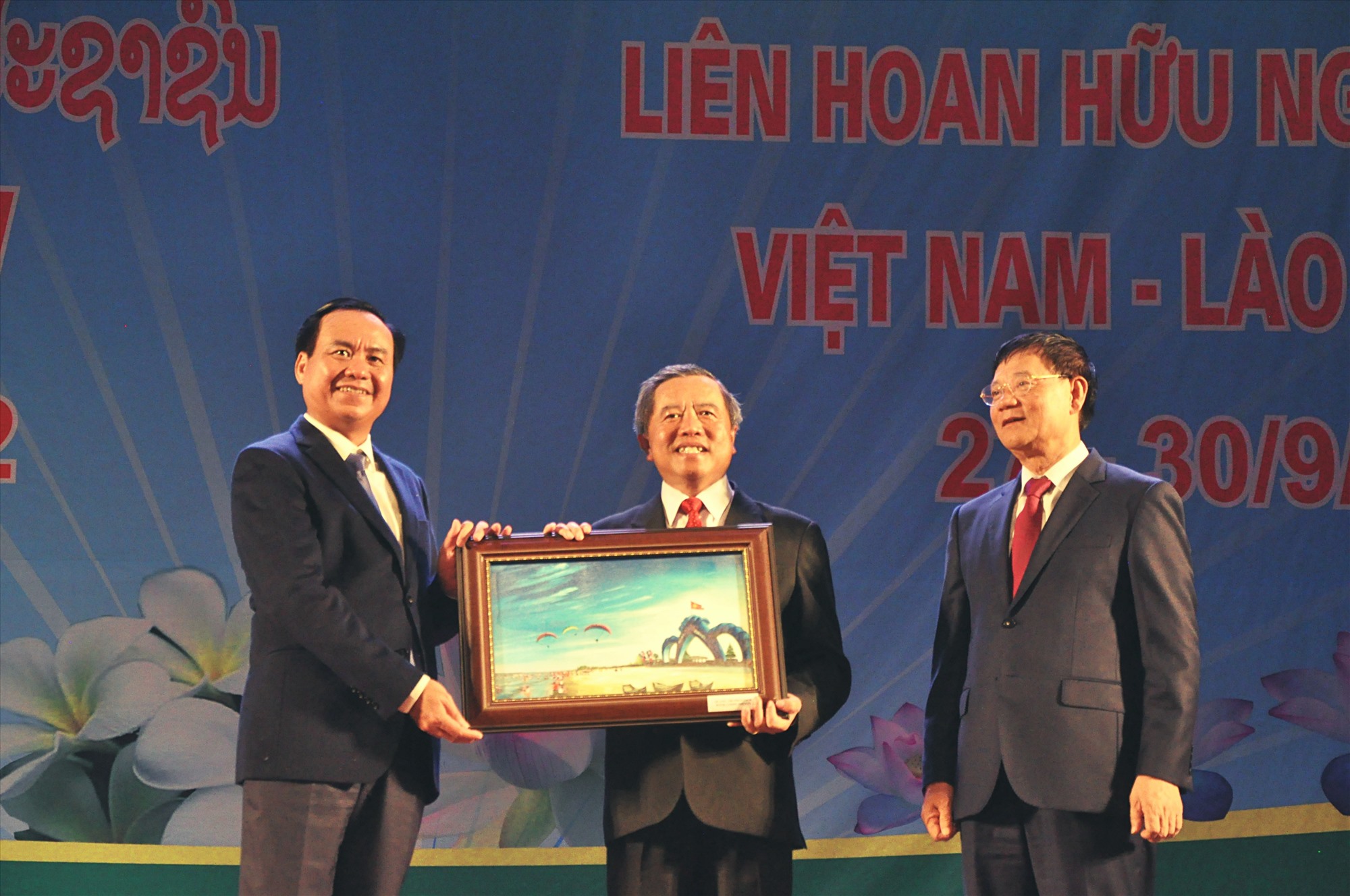 Phó Bí thư Tỉnh ủy, Chủ tịch UBND tỉnh Võ Văn Hưng tặng quà cho đoàn địa biểu nước bạn Lào - Ảnh: Q.H