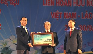 Phó Bí thư Tỉnh ủy, Chủ tịch UBND tỉnh Võ Văn Hưng tặng quà cho đoàn địa biểu nước bạn Lào