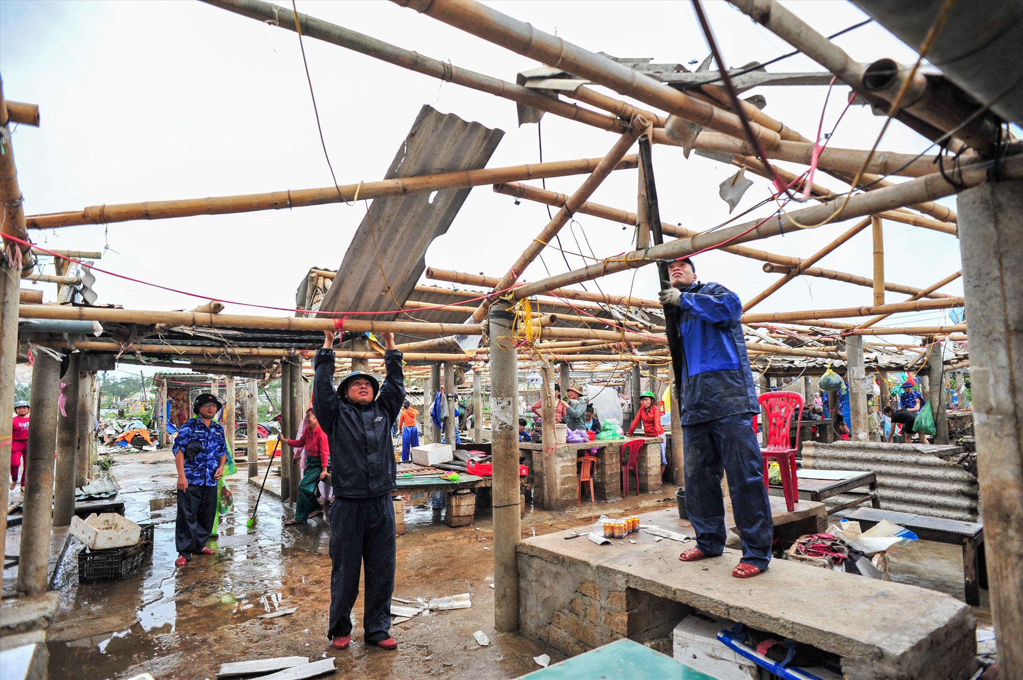 Lực lượng chức năng giúp dân khắc phục hậu quả lốc xoáy – Ảnh: Trần Tuyền
