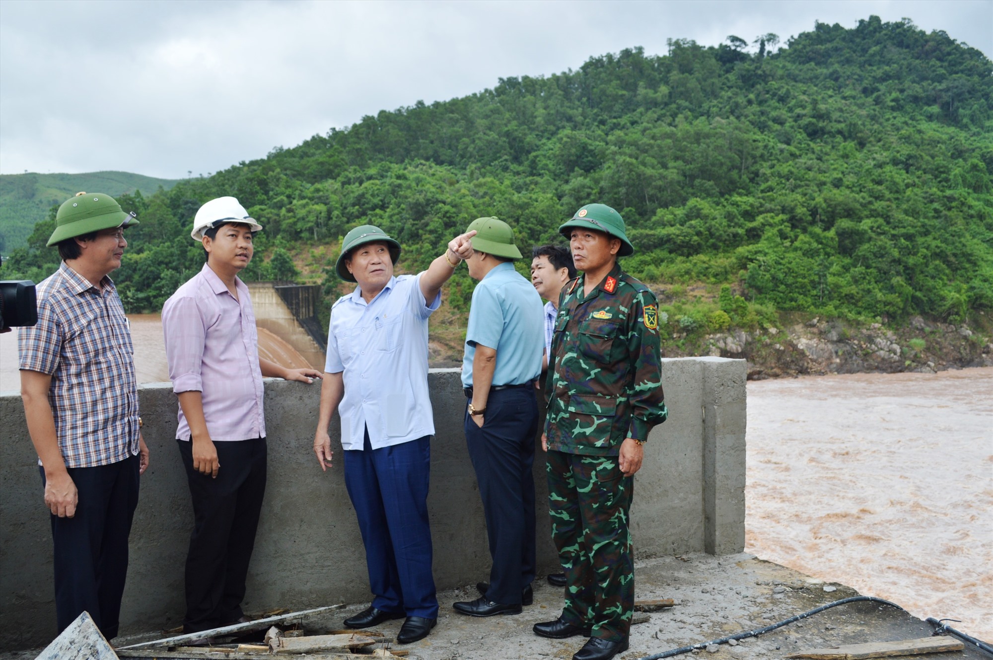 Phó Chủ tịch Thường trực UBND tỉnh Hà Sỹ Đồng kiểm tra tại thủy điện Đakrông 2 - Ảnh: ĐV