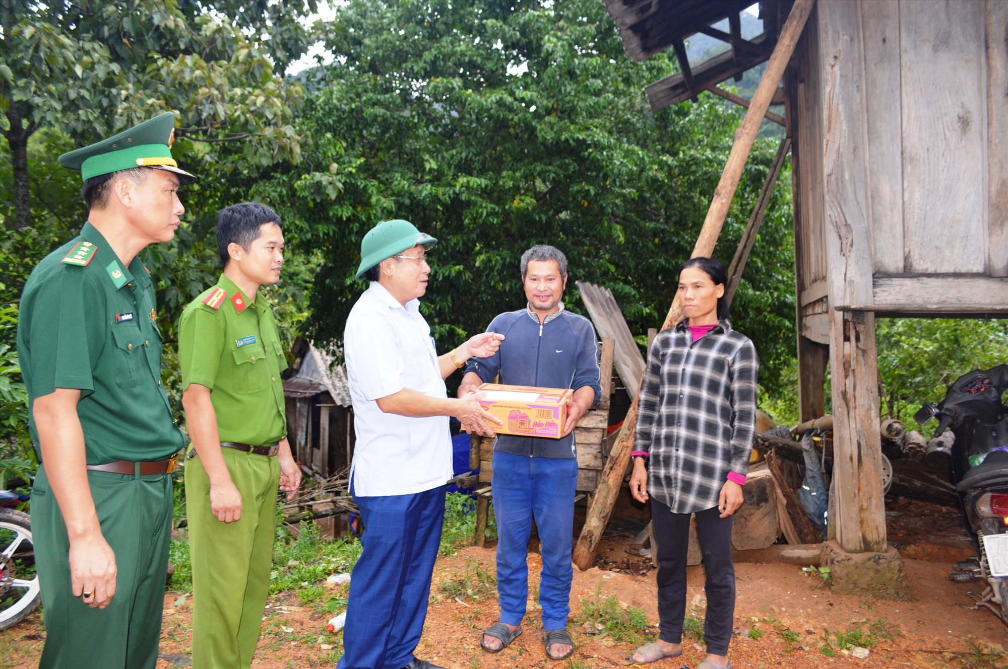 Phó Chủ tịch Thường trực UBND tỉnh Hà Sỹ Đồng thăm hỏi, động viên một số hộ dân ở thôn Trại Cá, xã Tà Long, huyện Đakrông bị ảnh hưởng bão số 4 - Ảnh: ĐV