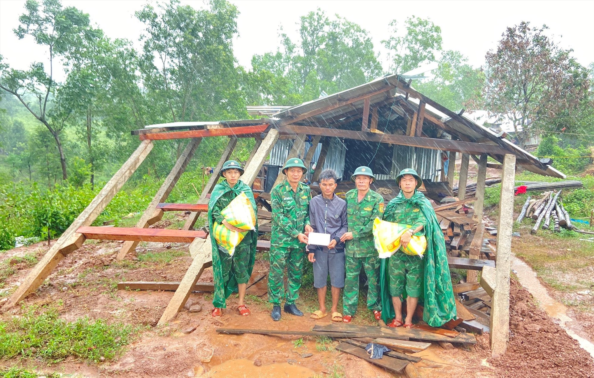 Cán bộ, chiến sĩ Đồn Biên phòng Thanh hỗ trợ gia đình anh Hồ Văn Chăn ở xã Lìa (huyện Hướng Hóa) bị sập nhà do bão số 4 - Ảnh: Đồn BP Thanh