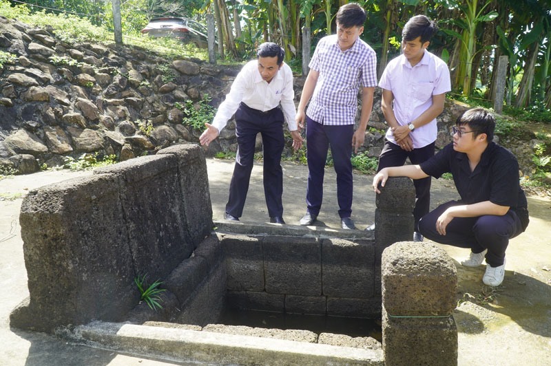 Ông Nguyễn Văn Hiếu trình bày về cấu tạo của giếng Cây Thị -Ảnh: NGUYỄN PHÚC