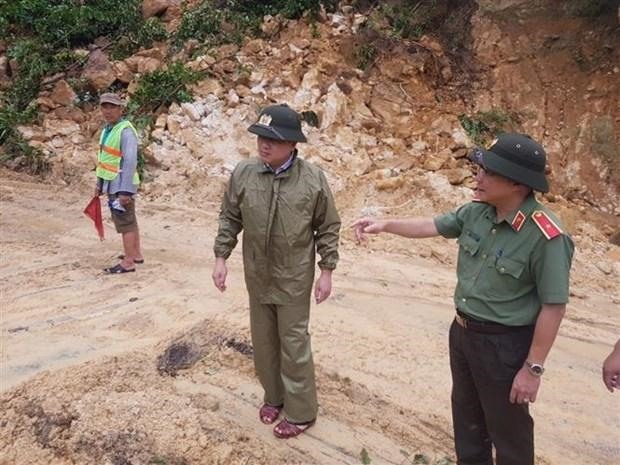 Thiếu tướng Nguyễn Đức Dũng, Giám đốc Công an tỉnh Quảng Nam và ông Trần Văn Tân, Phó Chủ tịch UBND tỉnh chỉ đạo công tác khắc phục hậu quả do bão. (Ảnh: TTXVN)