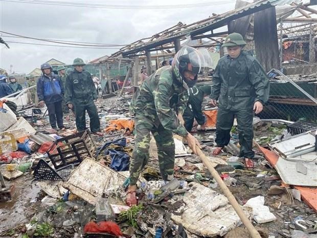 Bộ đội Biên phòng Cửa khẩu cảng Cửa Việt, Quảng Trị hỗ trợ các hộ tiểu thương dọn dẹp, sửa chữa hàng quán bị hư hại. (Ảnh: TTXVN)