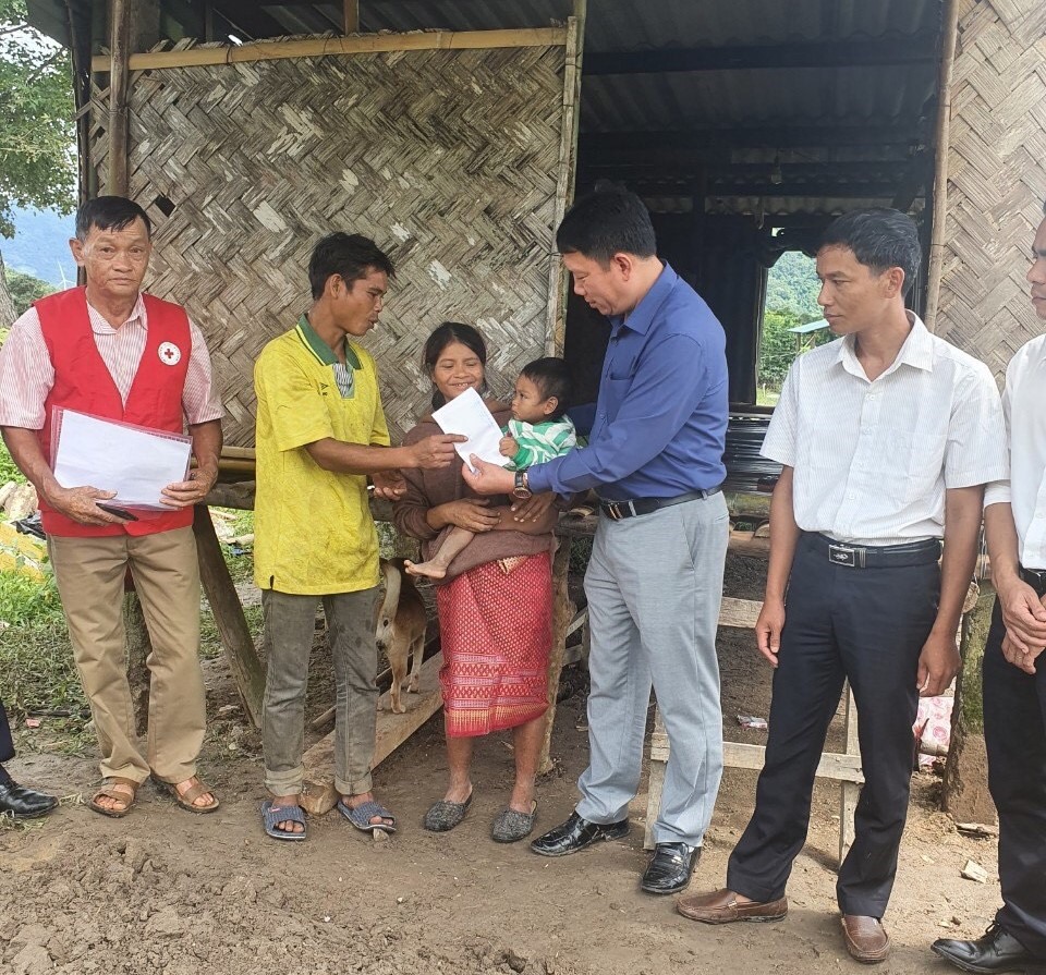 Lãnh đạo UBND huyện Hướng Hóa chia sẻ những khó khăn và trao hỗ trợ mỗi hộ 10 triệu đồng - Ảnh: N.Đ.P