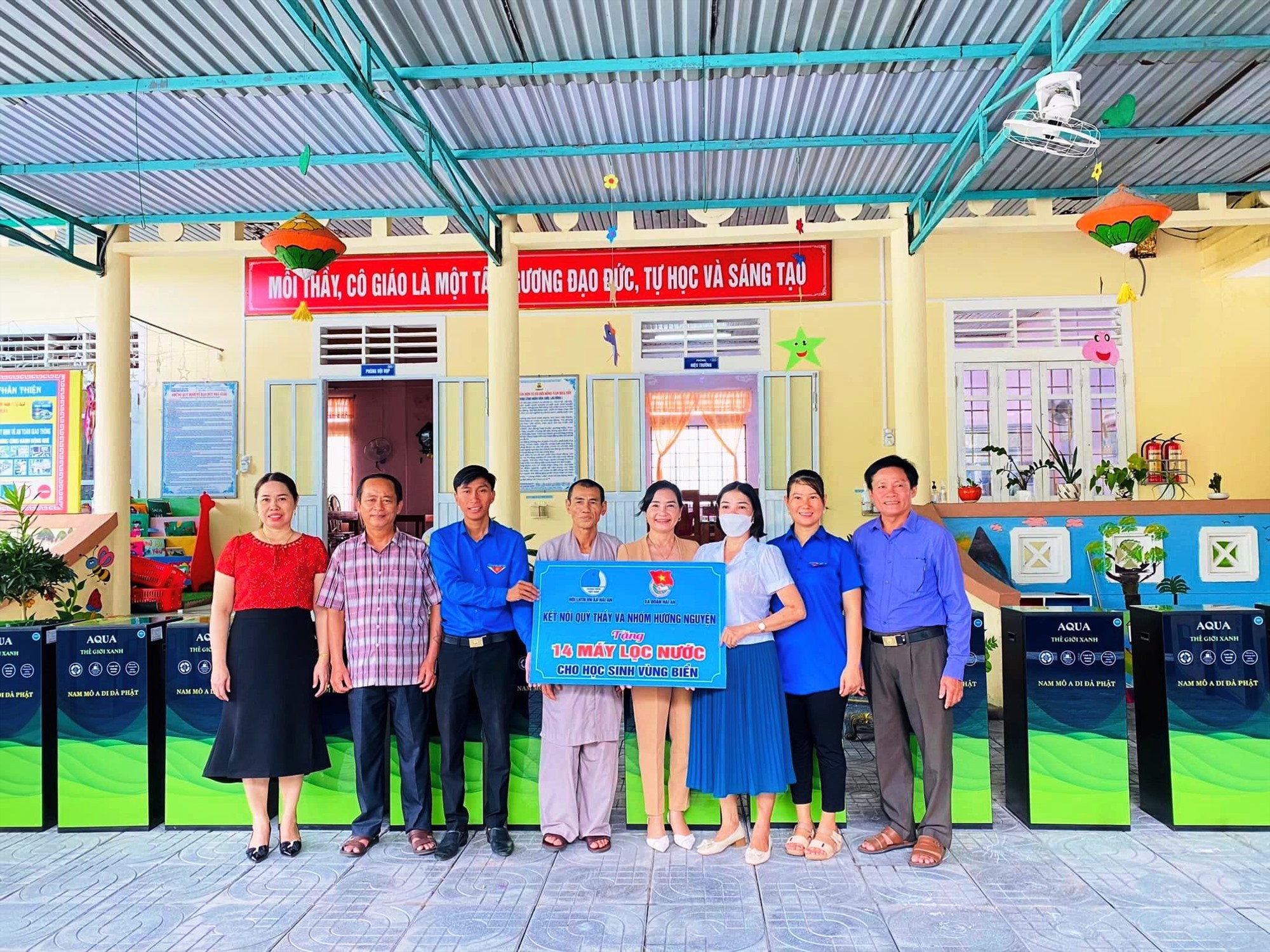 Trao máy lọc nước cho Trường Mầm non xã Hải An, huyện Hải Lăng - Ảnh: ĐV