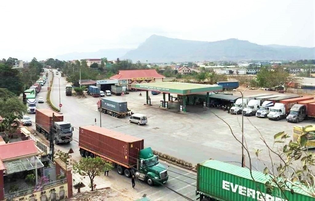 Dòng xe container xếp hàng chờ làm thủ tục xuất khẩu sang Lào.
