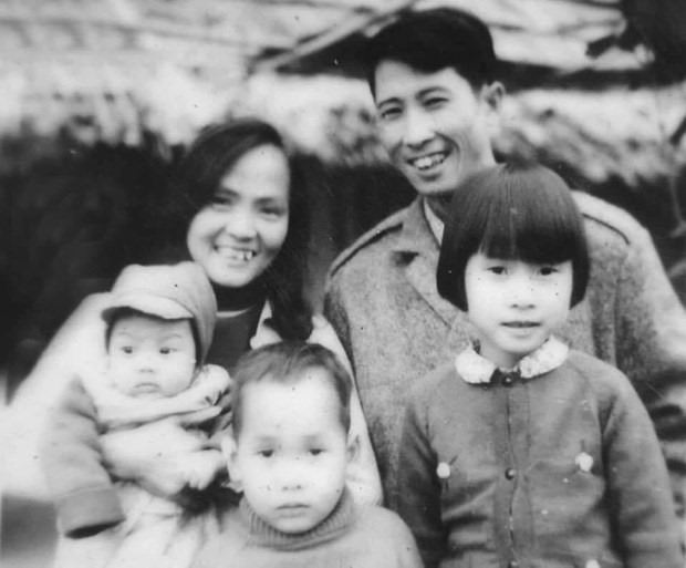 Bà Phạm Kiều Phượng (lúc trẻ) cùng chồng và 3 con. (Ảnh: NVCC)