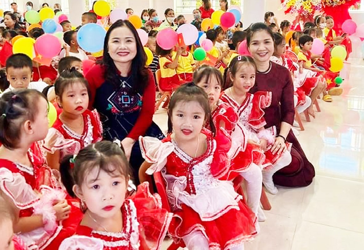 Lãnh đạo Sở GD&ĐT dự “Ngày hội đến trường của bé” của năm học 2022-2023 tại Trường Mầm non số 2 Kim Thạch, huyện Vĩnh Linh và đón nhận trường đạt chuẩn quốc gia mức độ 2 - Ảnh: Tú Linh