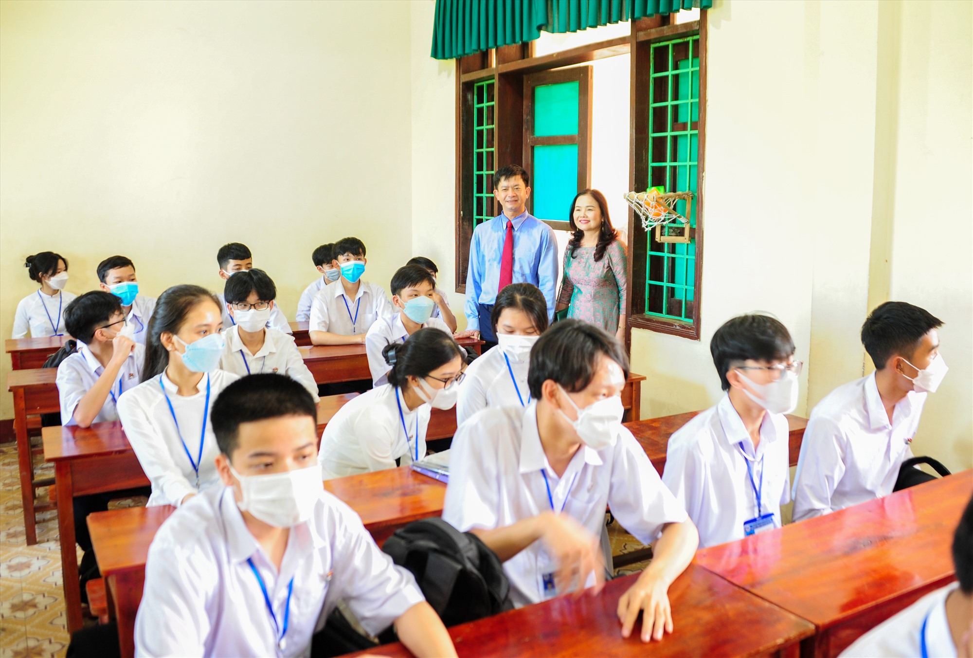 Bí thư Tỉnh ủy Lê Quang Tùng thăm hỏi, động viên các em học sinh - Ảnh: Trần Tuyền
