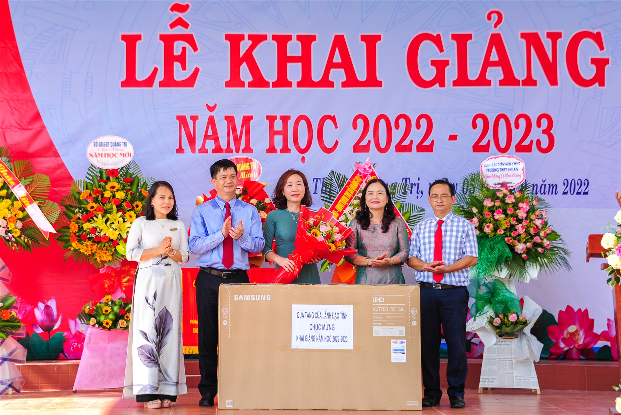 Bí thư Tỉnh ủy Lê Quang Tùng tặng quà chúc mừng Trường THPT Thị xã Quảng Trị khai giảng năm học mới - Ảnh: Trần Tuyền