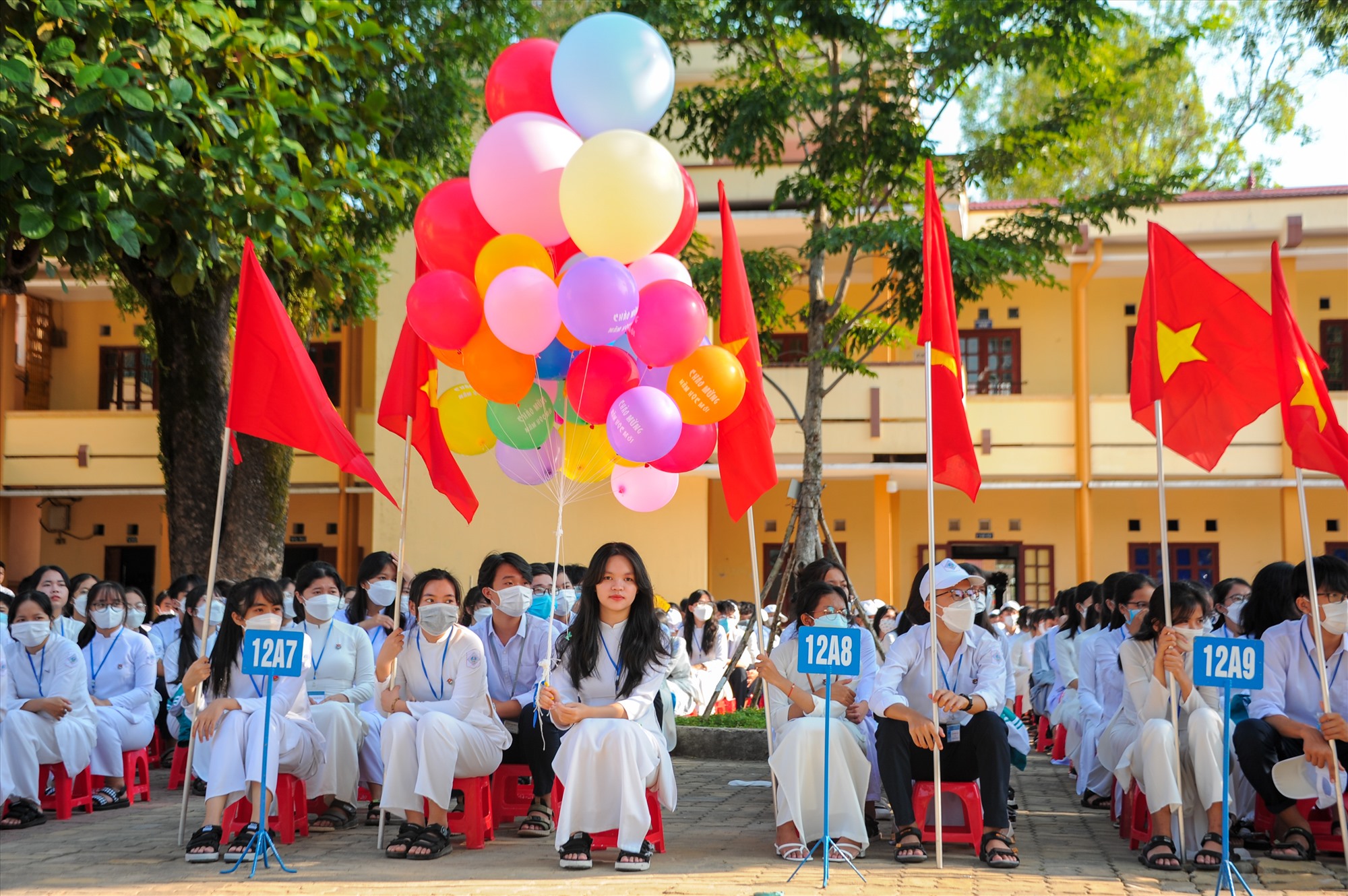 Học sinh Trường THPT Thị xã Quảng Trị nô nức trong ngày khai giảng năm học mới - Ảnh: Trần Tuyền