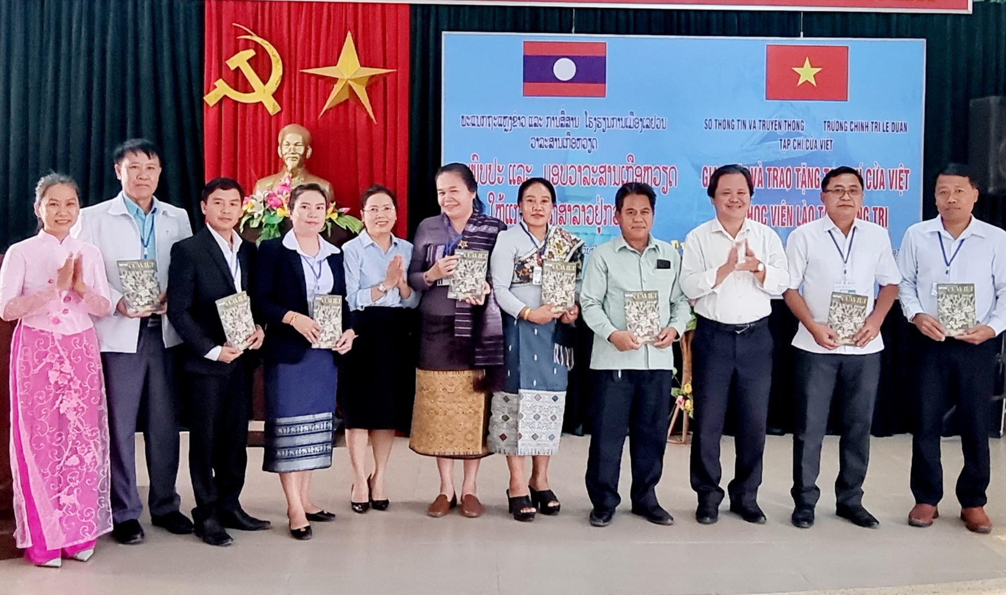 Lãnh đạo Sở Thông tin và Truyền thông phối hợp với Trường Chính trị Lê Duẩn, Tạp chí Cửa Việt trao tặng Tạp chí Cửa Việt cho học viên Lào - Ảnh: K.S
