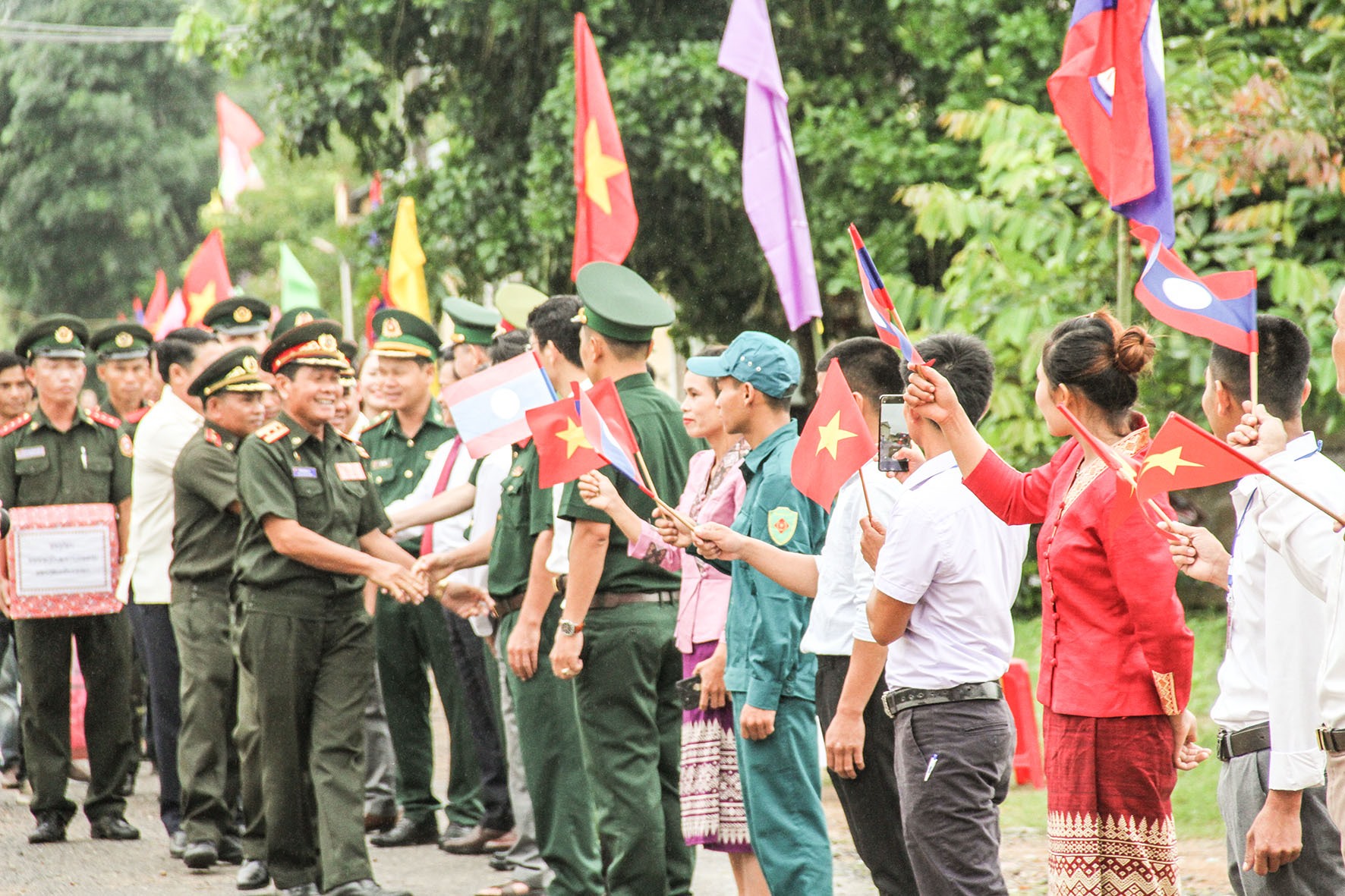 Những chuyến gặp gỡ, thăm hỏi lẫn nhau đã góp phần tô thắm thêm mối quan hệ hữu nghị đặc biệt Việt - Lào trên tuyến biên giới
