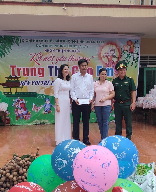 Chị Lê Thị Vân, (thứ 2 bên phải sang), trưởng nhóm thiện nguyện “Kết nối yêu thương” tặng 12 suất quà cho giáo viên bị mắc bệnh hiểm nghèo - Ảnh: M.A