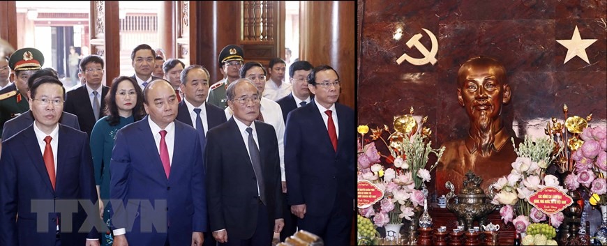 Chủ tịch nước Nguyễn Xuân Phúc cùng các lãnh đạo, nguyên lãnh đạo Đảng, Nhà nước dâng hương tưởng niệm Chủ tịch Hồ Chí Minh. (Ảnh: Thống Nhất/TTXVN)